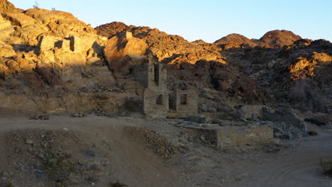 Sol-Y-Sombras-Sobre-Las-Ruinas-De-La-Mina-Red-Cloud,-Arizona,-Ee.uu.,-Dolly-Izquierda
