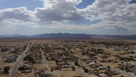 Vista-Aérea-Ascendente-De-La-Ciudad-De-California-En-El-Desierto-De-Mojave-En-Un-Caluroso-Día-De-Verano