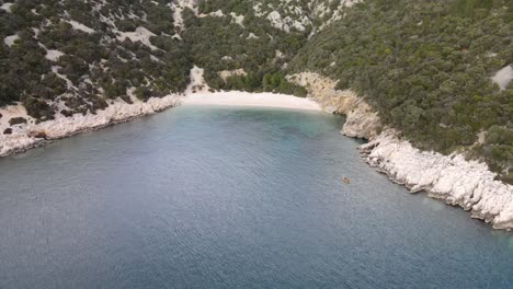 Kayak-En-La-Playa-De-La-Cueva-Azul,-Isla-De-Cres,-Croacia