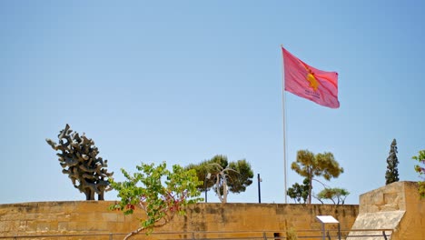 Die-Flagge-Von-Valletta-Weht-Stolz-über-Der-Stadt-Auf-Der-Insel-Malta