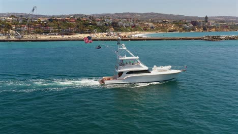 Luftseitenansicht-Eines-Großen-Fischerbootes-Mit-Amerikanischen-Flaggen-In-Newport-Beach,-Kalifornien