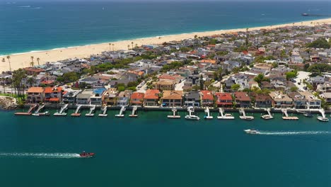 Luftaufnahme-Von-Booten-Vor-Einigen-Gehobenen-Wohnungen-Auf-Balboa-Island,-Newport-Beach,-Kalifornien