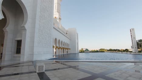 Entrada-Exterior-De-La-Gran-Mezquita-Sheikh-Zayed-En-Abu-Dhabi