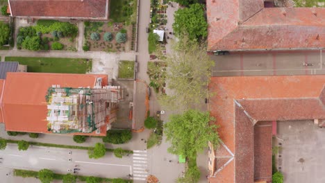 Luftaufnahme-Von-Oben-Nach-Unten-Von-Tonziegeldächern-In-Der-Serbischen-Stadt-Novi-Sad