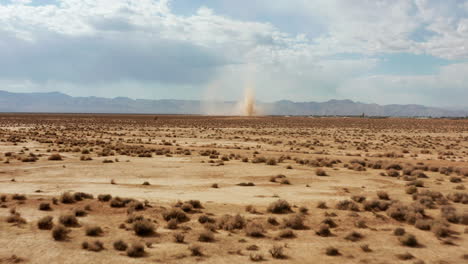 Ein-Plötzlicher-Sandsturm-Oder-Staubteufel-Schießt-Aus-Der-Luft-Sand-Hoch-In-Den-Himmel