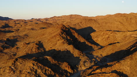 Weite-Aussicht-Auf-Die-Berge-über-Red-Cloud-Mine-An-Einem-Sonnigen-Tag,-Arizona,-USA,-Antenne