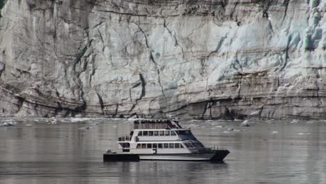 Small-boat-in-front-of-a-Glacier-in-Alaska