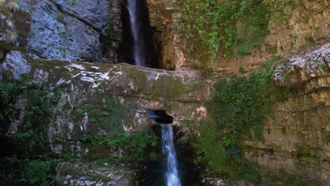 Kaltes-Wasser,-Das-Von-Wasserfällen-Auf-Hohen-Felsigen-Bergen-Albaniens-Fließt