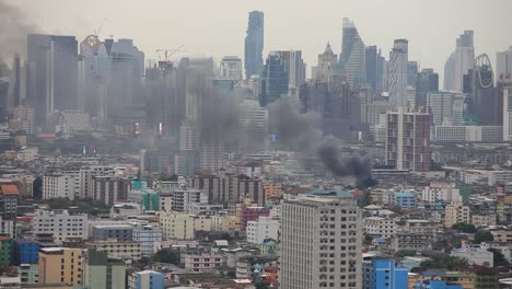 4K-Fire-in-a-Populated-Community-in-the-Metropolitan-City-of-Bangkok,-Thailand