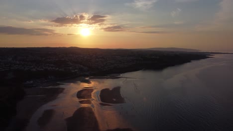 Goldene-Himmlische-Sonnenuntergangsstrahlen-Luftaufnahme-Reflektiert-über-Romantische-Exotische-Strandküstenlinie-Langsame-Drift-Nach-Links