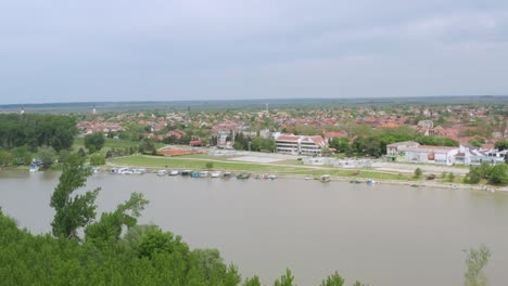 Vista-Aérea-Del-Río-Danubio-Cerca-De-Una-Ciudad-Serbia