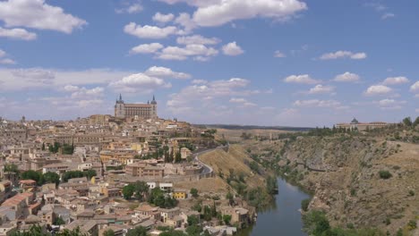 Die-Altstadt-Von-Toledo-Von-Der-Anderen-Seite-Des-Flusses