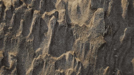Cooles-Makro-Nahaufnahme-Details-Von-Sand-Sandstrand-Abstraktes-Muster,-Geformt-Von-Ozeanwasserwellen-Staubpartikel-Winzige-Gratdetailspezifikation-Superkleines-Landufer-Krabbenschalenpartikel-Sterne-Hintergrundminiatur