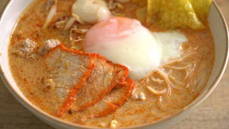 Rice-vermicelli-noodles-with-meatball,-roasted-pork-and-egg-in-spicy-soup---Tom-Yum-Noodles