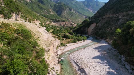 Río-Salvaje-Fluyendo-En-Un-Hermoso-Valle-A-Través-De-Las-Montañas-En-Albania