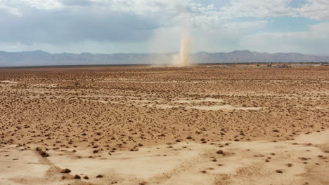 Ein-Wüstensandsturm-Wirbelt-Einen-Staubteufel-In-Der-Mojave-wüstenlandschaft-Auf---Luftaufnahme-Des-Twisters
