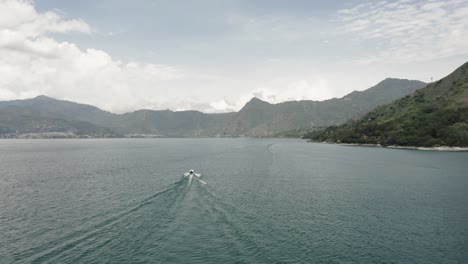 Motorboat-sails-on-Atitlan-lake,-Guatemala