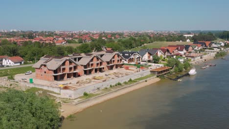 Schöne-Luxushäuser-Am-Flussufer,-Die-In-Belgrad-Serbien-Gebaut-Werden,-Luftbild
