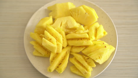 Frische-Ananas-In-Scheiben-Geschnitten-Auf-Dem-Teller