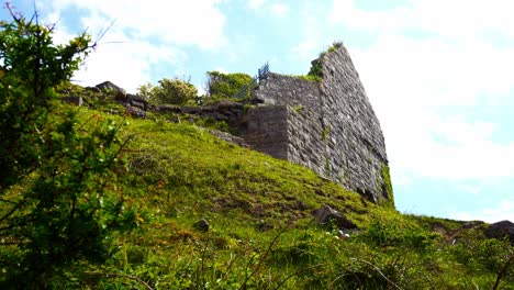 Alte-Verlassene-Wahrzeichen-Steinmühle-Restaurierung-Hügel-Gebäude-Auf-Der-Walisischen-Industriellen-Küstenlandschaft-Dolly-Links-Niedrigen-Winkel