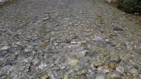 Flussbettstruktur-Mit-Sauberem-Wasser-Des-Baches,-Der-über-Steine-Im-Hochgebirge-In-Albanien-Fließt