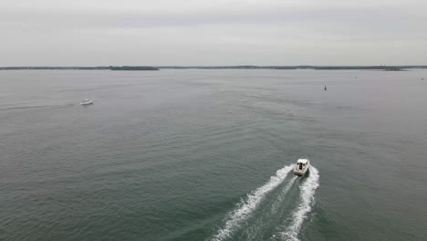 Luftdrohne-Fliegt-An-Einem-Kleinen-Fischerboot-Vorbei,-Das-In-Richtung-Fernland-Fährt