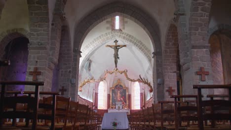 Innenraum-Der-Kirche-Saint-Haon-le-Châtel-Mit-Jesus-Am-Kreuz