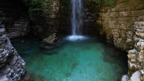 Wasserfall-Fließt-Und-Schnitzt-Felsformationen-Mit-Kaltem,-Sauberem-Wasser-In-Albanien