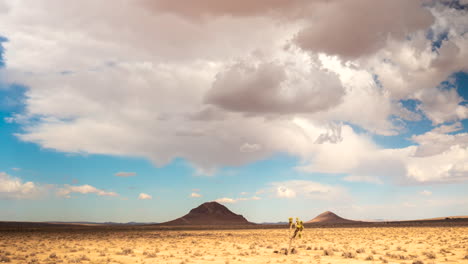 Erstaunlicher-Rückzug-Aus-Der-Luft-Eines-Schlafenden-Vulkankegels-In-Der-Mojave-Wüste-Mit-Dramatischen-Wolkenformationen-Darüber