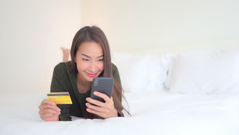 Online-Kaufen-War-Noch-Nie-So-Einfach,-Besonders-Wenn-Sie-Auf-Dem-Bett-Liegen-Und-Ihre-Kreditkarte-In-Ihr-Smartphone-Eingeben