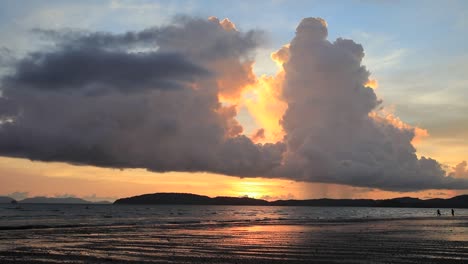 Puesta-De-Sol-Sobre-Phuket-Desde-La-Playa-De-Ao-Nang-En-Krabi-Con-Tormentosas-Nubes-Cumulonimbus-Monzónicas
