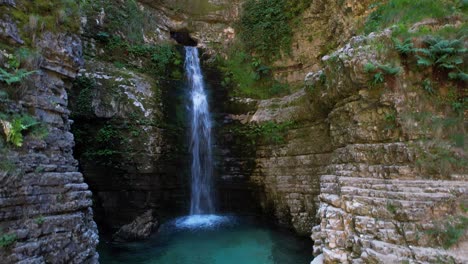 Paradiesische-Wasserfalllandschaft-Mit-Sauberem-Wasser,-Das-Auf-Einem-Smaragdteich-Schäumt,-Umgeben-Von-Felsen-In-Albanien
