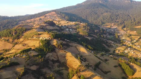 Drohnen-Luftaufnahmen-Der-Berge-Von-El-Rosario,-Michoacan,-Mexiko-Während-Des-Orangefarbenen-Sonnenuntergangs