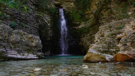 Märchenhafte-Wasserfalllandschaft-Mit-Kristallklarem-Wasser,-Umgeben-Von-Höhlenartigen-Klippen-In-Progonat,-Albanien