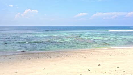 Leere-Weiße-Sandstrandlinie-Und-Türkisfarbene-Transparente-Meerwassergezeiten-An-Einem-Bewölkten-Tag-In-Thailand,-Generisch,-Statisch