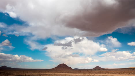Die-Mojave-Wüste,-Erloschene-Und-Uralte-Kegelförmige-Vulkanberge-Und-Eine-Dynamische-Wolkenlandschaft-Sind-In-Diesem-Gleitenden-Luft-Hyperraffer-Zu-Sehen