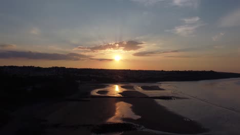 Goldene-Himmlische-Sonnenuntergangsstrahlen-Luftaufnahme-Reflektiert-Mit-Blick-Auf-Die-Romantische-Exotische-Strandküste