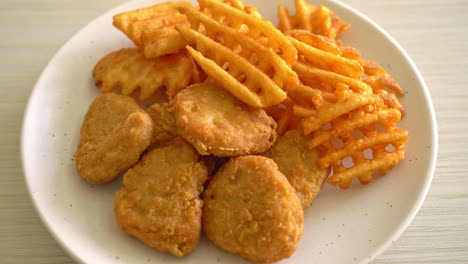 Frittierte-Chicken-Nuggets-Mit-Bratkartoffeln