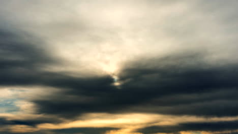 Dunkle-Wolken-Verdecken-Die-Sonne,-Wenn-Sie-Nur-Im-Zeitraffer-An-Diesem-Himmel-Aufgeht---Himmelsersatz,-Hintergrundebene,-Kopierraum