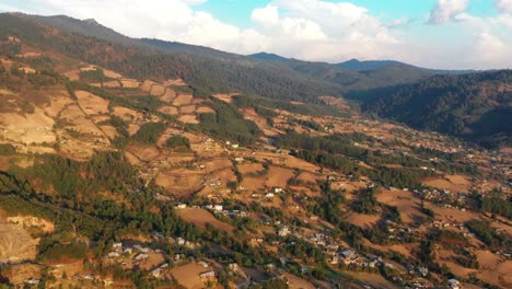 Drohne-Luftaufnahmen-Von-Bergen-Von-El-Rosario,-Michoacan,-Mexiko-Während-Des-Sonnenuntergangs