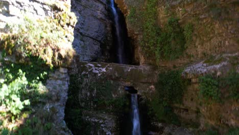 Hermosa-Cascada-Escondida-Dentro-Del-Cañón-Tallada-Por-El-Agua-Que-Cae-De-Las-Montañas-En-Albania