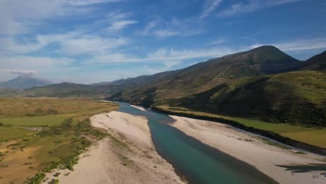 Fluss,-Hügel-Und-Berge-An-Bewölkten-Tagen,-Wunderschöne-Landschaft-In-Albanien,-Filmlandschaft