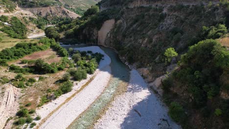 Río-Salvaje-De-Vjosa-Fluyendo-A-Través-De-Los-Acantilados-De-Un-Hermoso-Valle-En-Una-Zona-Montañosa-Remota-En-Albania