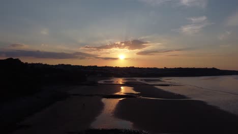 Goldene-Himmlische-Sonnenuntergangsstrahlen-Luftaufnahme-Reflektiert-über-Romantischer-Exotischer-Strandküstenlinie,-Die-Sich-Vorwärts-Bewegt