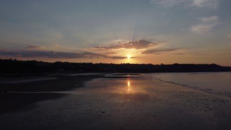 Sonnenuntergangsstrahlen-Strahlen-Feurige-Goldene-Farben-über-Den-Entspannenden-Strand-Ozean-Küste-Luftbild-Rechts-Dolly-Langsam-Niedrig