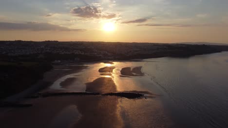 Goldene-Himmlische-Sonnenuntergangsstrahlen-Luftaufnahme-Reflektiert-über-Romantische-Exotische-Strandküstenlinie-Hoch-Rechts-Dolly