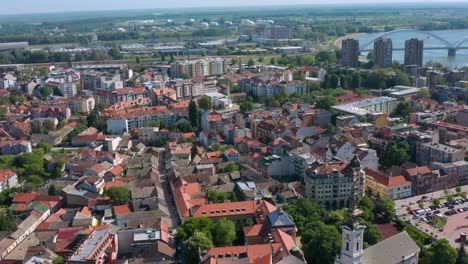 Die-Stadt-Novi-Sad-Aus-Der-Luft-Mit-Der-Donau-Auf-Der-Rechten-Seite