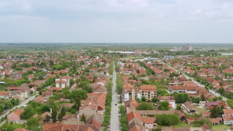Aerial-shot-dollying-back-away-from-a-residential-area-of-Novi-Sad,-Serbia-on-an-overcast-day