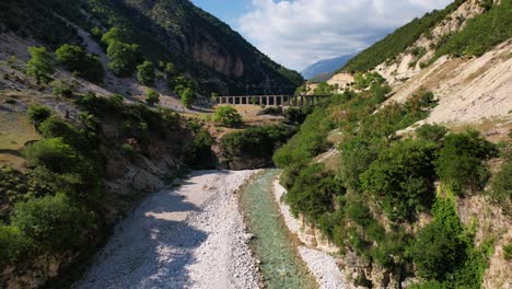 Flusstal-Und-Altes-Aquädukt,-Umgeben-Von-Felsigen-Bergen-Und-üppiger-Vegetation-In-Albanien