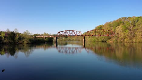 Eisenbahnbrücke-über-Melton-Lake-In-Oak-Ridge,-Tennessee